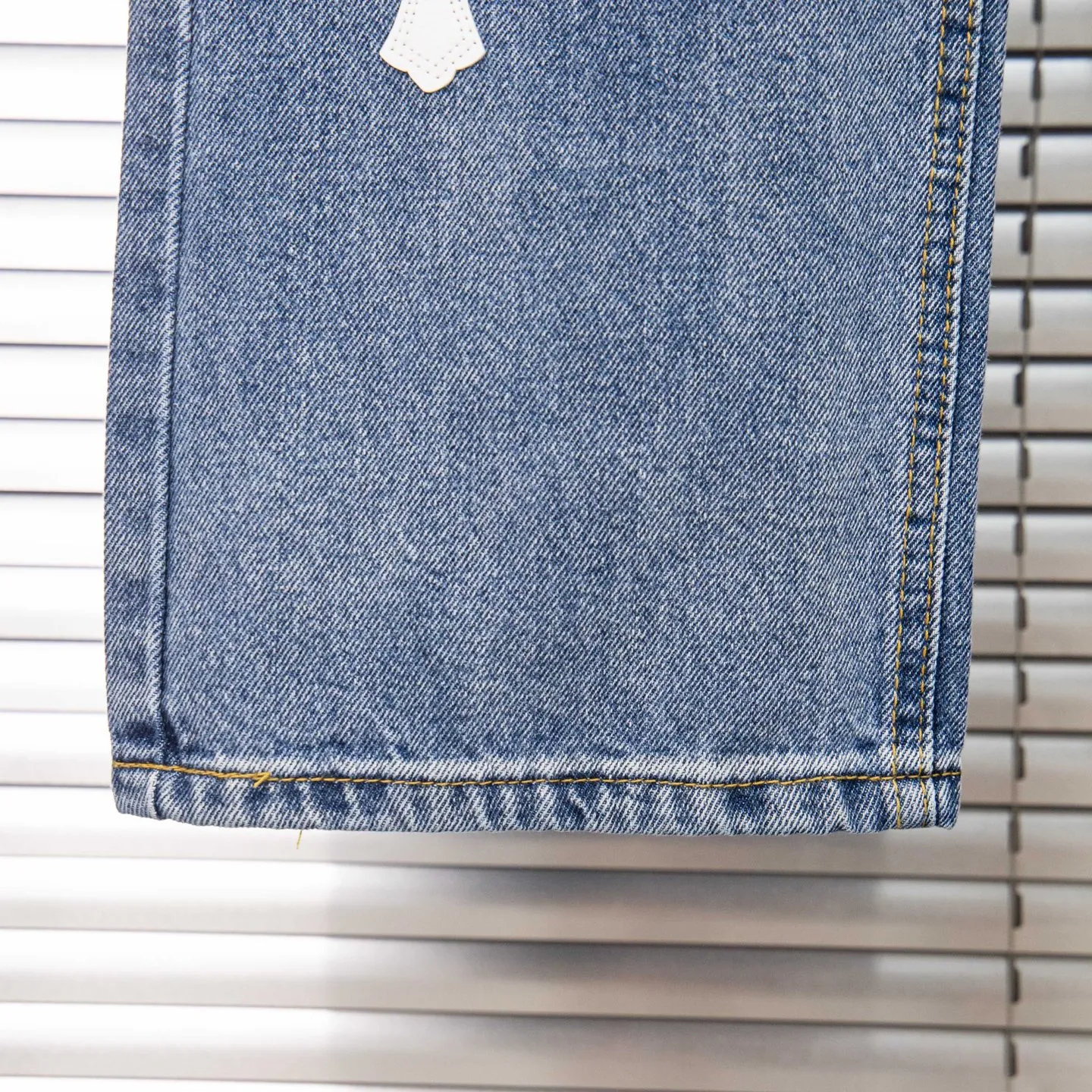 P260 Chrome Hearts light blue pants, Sanskrit black and white patchwork leather jeans. CH jeans need to be washed before being dismantled and then hand-stitched with sheepskin cross leather and then spliced ​​together. The whole piece has too many craftsmanship to explain. The patches are decorated with cross patterns, and the high-waisted washed jeans! ! Absolutely high-end luxury products, god-level single products and super popular products, made with top heavy industry, a must-see magic weapon. Customized hardware. The fabric is thick and soft after washing. It has good breathability. Customized small leather label. Unique design. The details are simple and elegant, and the workmanship is exquisite. The entire trousers are neatly routed and the details are in place! It’s so cool that both men and women can easily control the genderless trend! Style number: 1803# Color: blue Size: 28 30 32 34